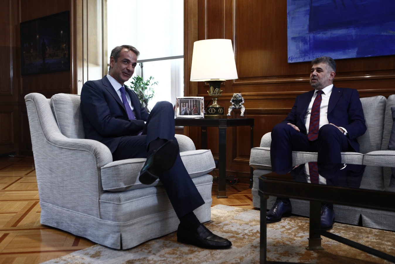 Συνάντηση Μητσοτάκη με τον πρωθυπουργό της Ρουμανίας -Τον ευχαρίστησε για τη βοήθεια στις πυρκαγιές