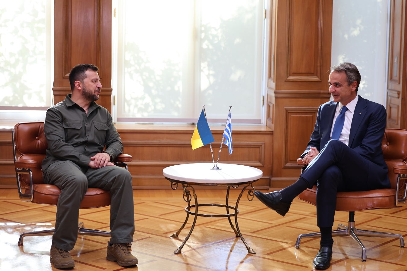 Στο Μαξίμου ο Ζελένσκι – Τον υποδέχθηκε ο Κυριάκος Μητσοτάκης