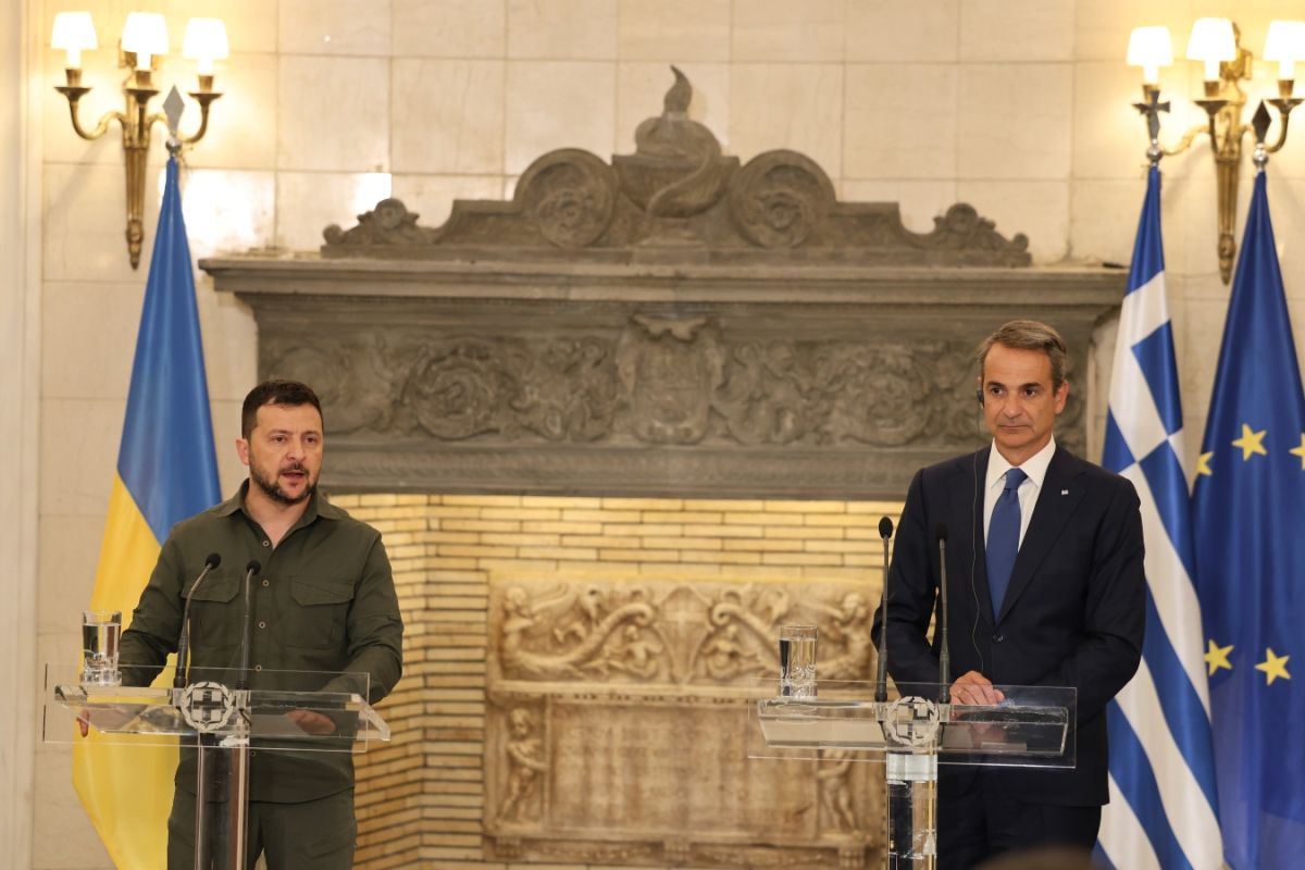 Μητσοτάκης: Καταδικάζουμε τα εγκλήματα πολέμου στην Ουκρανία – Ζελένσκι: Ευχαριστούμε την Ελλάδα