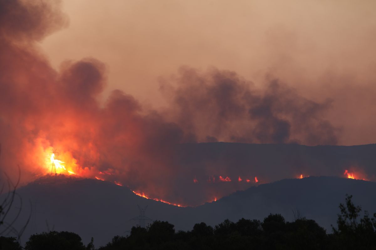 Κόλαση φωτιάς: Ολονύχτια μάχη με τις φλόγες στη Ροδόπη, Καβάλα, Κύθνο, Εύβοια και Βοιωτία