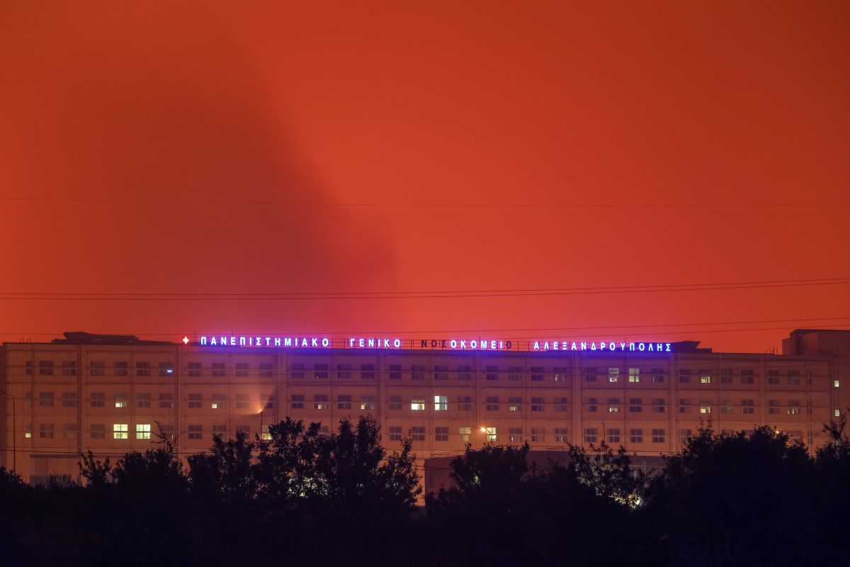 Alexandroupolis General Hospital evacuated as fire approaches port city
