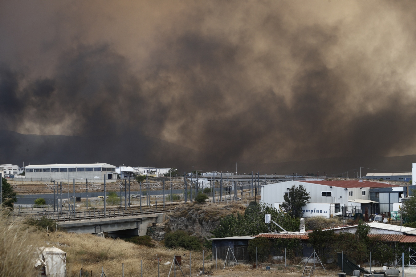 Φωτιά στον Ασπρόπυργο κοντά στη βιομηχανική ζώνη: Μήνυμα από το 112 για εκκενώσεις