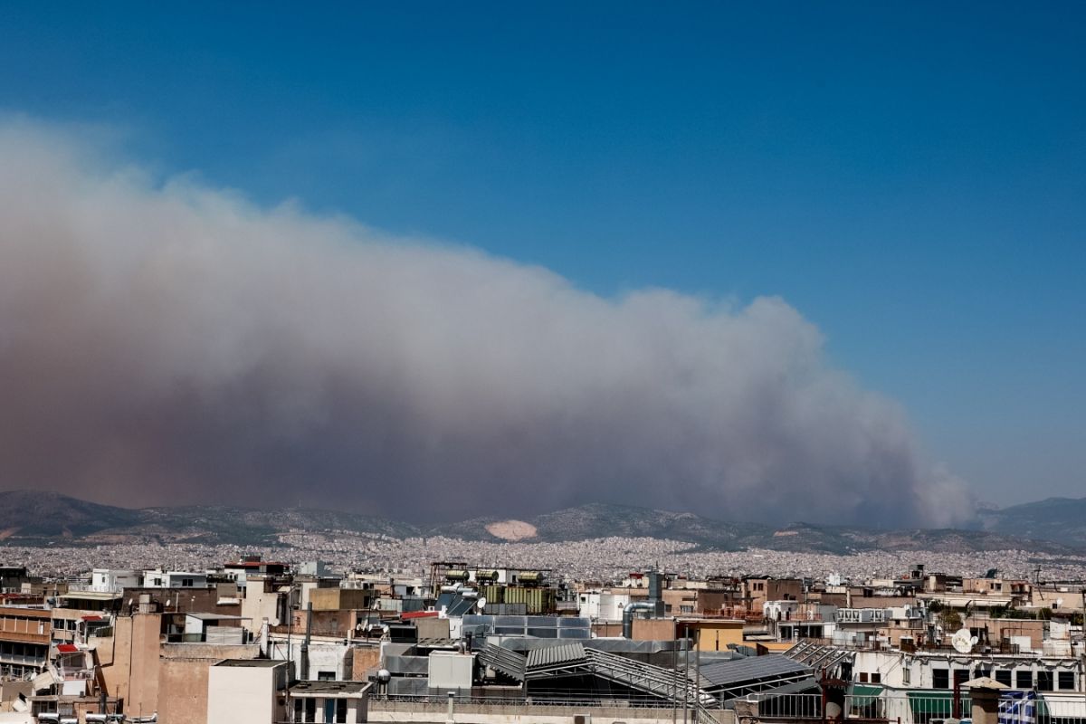 Μεγάλη και επικίνδυνη φωτιά στη Φυλή- Απειλούνται σπίτια, έκκληση στους κατοίκους να εκκενώσουν