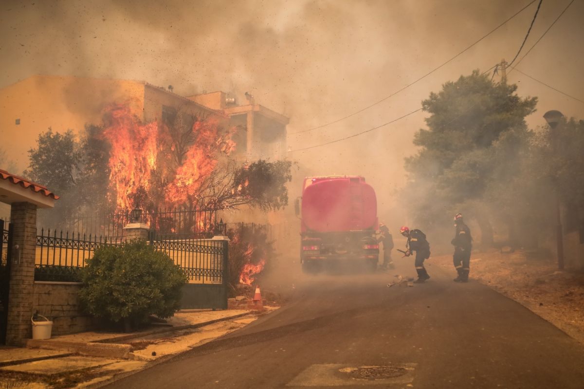 Φωτιά στη Φυλή: Μεγαλώνει το πύρινο μέτωπο – Καίγονται σπίτια