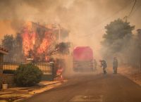 Φωτιά στη Φυλή: Μεγαλώνει το πύρινο μέτωπο – Καίγονται σπίτια