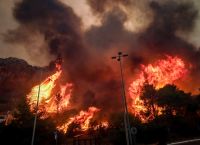 Πάρνηθα: Η φωτιά «σκαρφαλώνει» στις πλαγιές