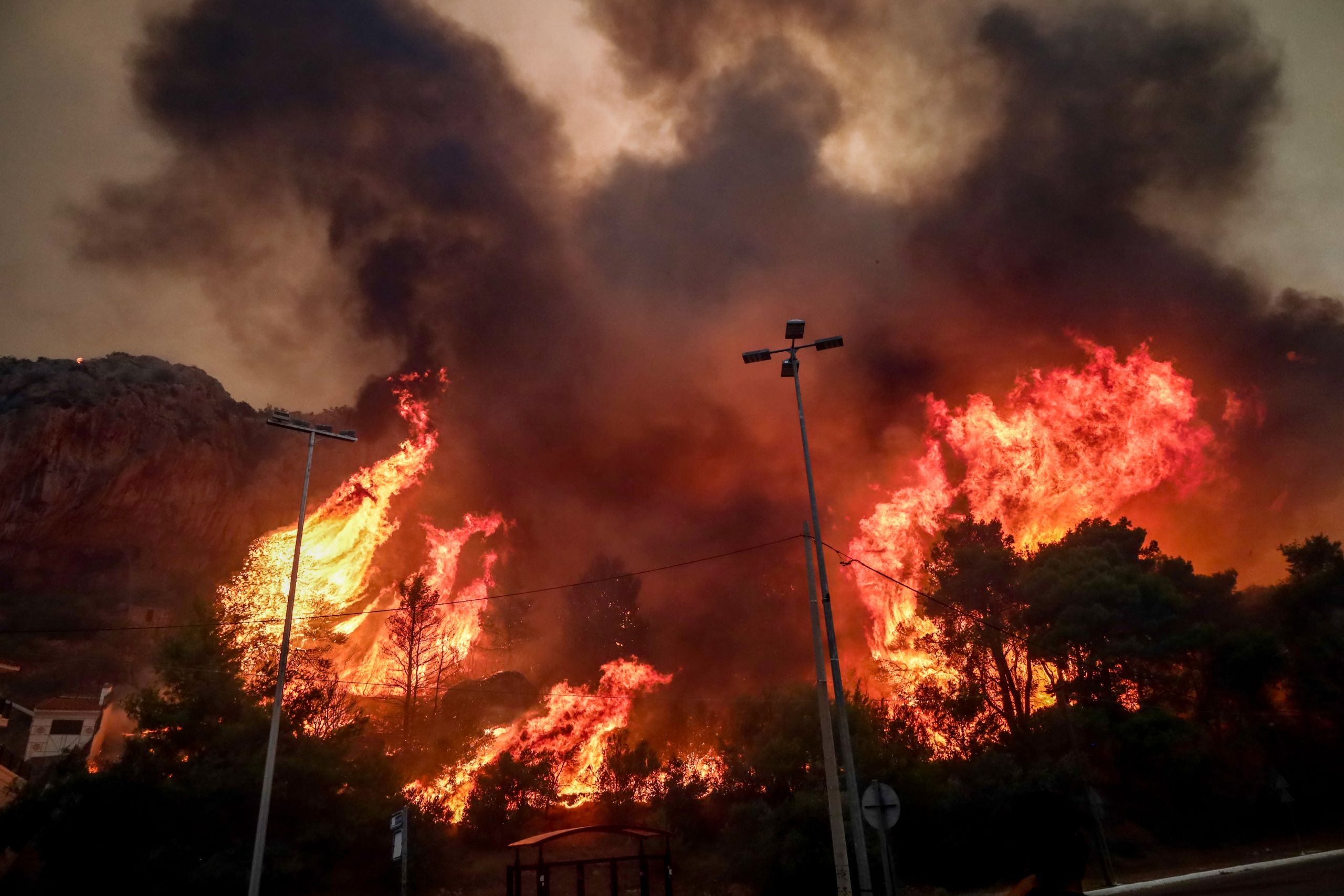 Πάρνηθα: Η φωτιά «σκαρφαλώνει» στις πλαγιές