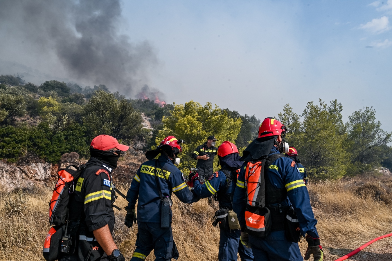 Πάρνηθα: Στον εθνικό δρυμό μπήκε η φωτιά