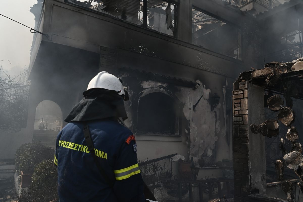 ΓΕΕΘΑ: Το στρατόπεδο Καποτά δεν κινδύνευσε από τη φωτιά, αλλά υπήρξαν «μικροεστίες»