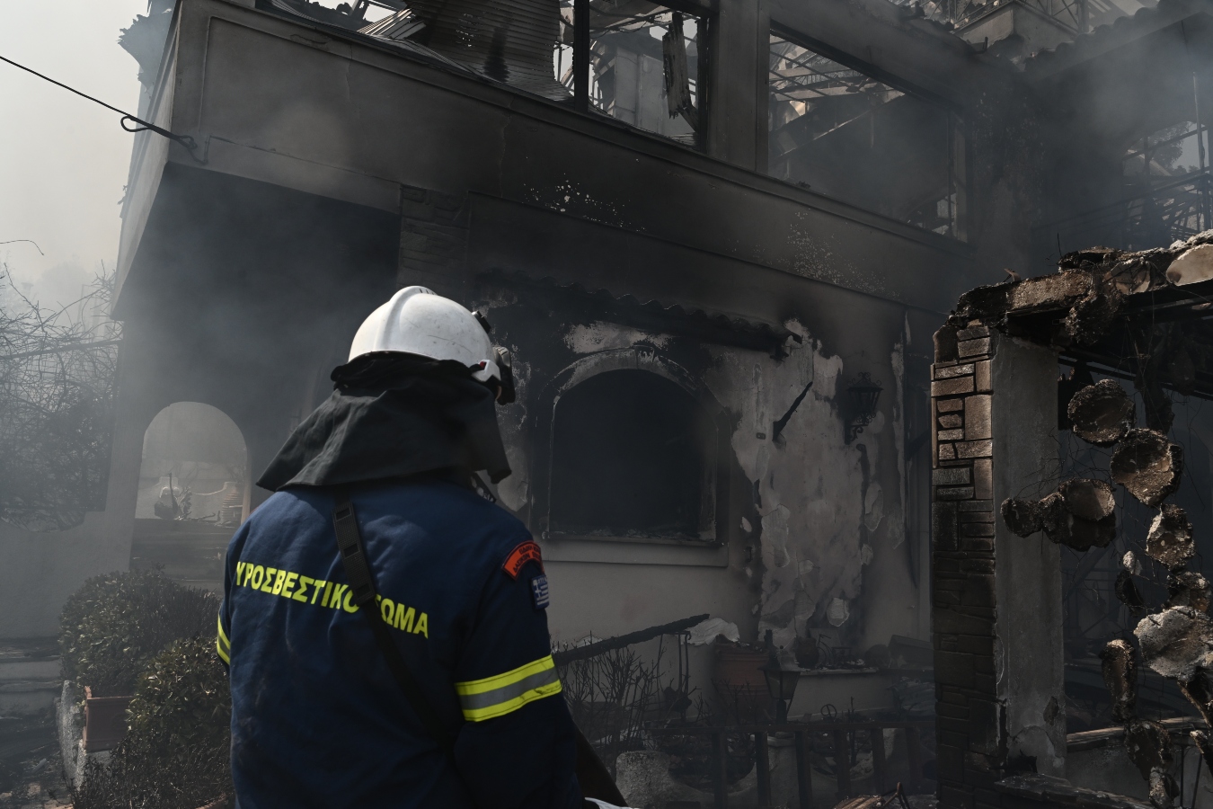 ΓΕΕΘΑ: Το στρατόπεδο Καποτά δεν κινδύνευσε από τη φωτιά, αλλά υπήρξαν «μικροεστίες»