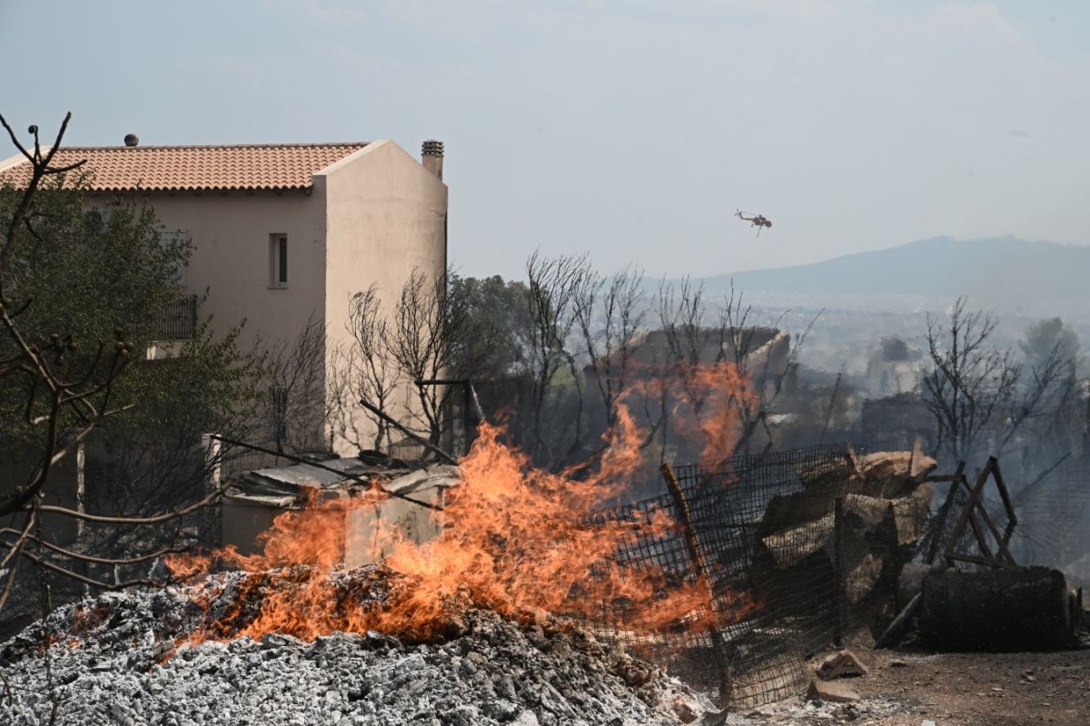 Φωτιά στην Πάρνηθα: Μάχη με τις φλόγες για να σωθεί ο Εθνικός Δρυμός