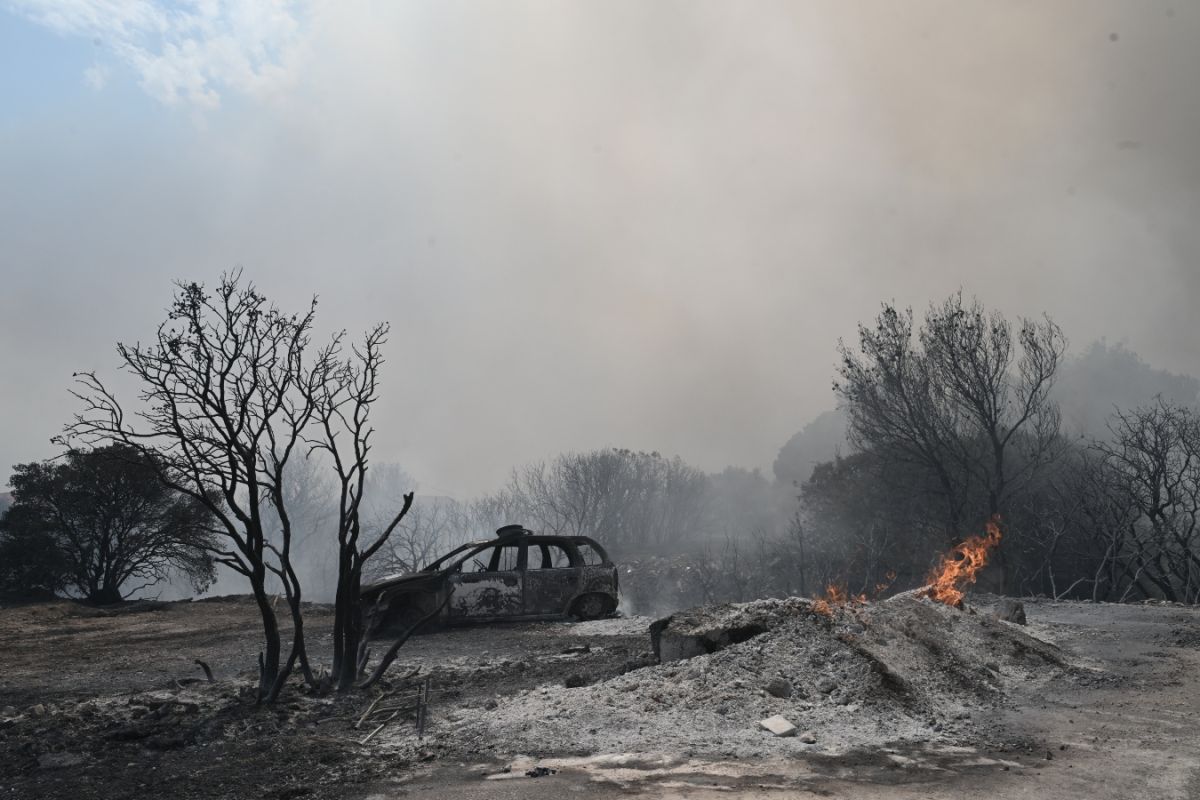 Αναζωπύρωση στην Πάρνηθα – Κοντά στο Φρούριο της Φυλής
