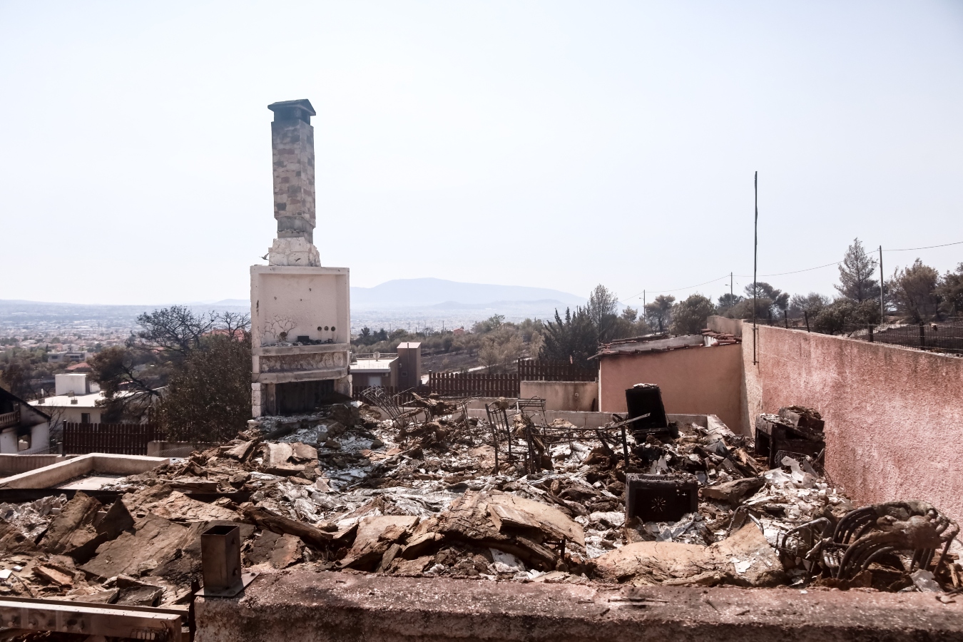 Μαίνεται η φωτιά στη Δαδιά, καλύτερη εικόνα σε Πάρνηθα και Βοιωτία – «Αναζητούνται ύποπτοι για εμπρησμό»