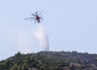 Αναζωπυρώθηκε η φωτιά στη Βίτωλη, πάνω από τα σπίτια του χωριού