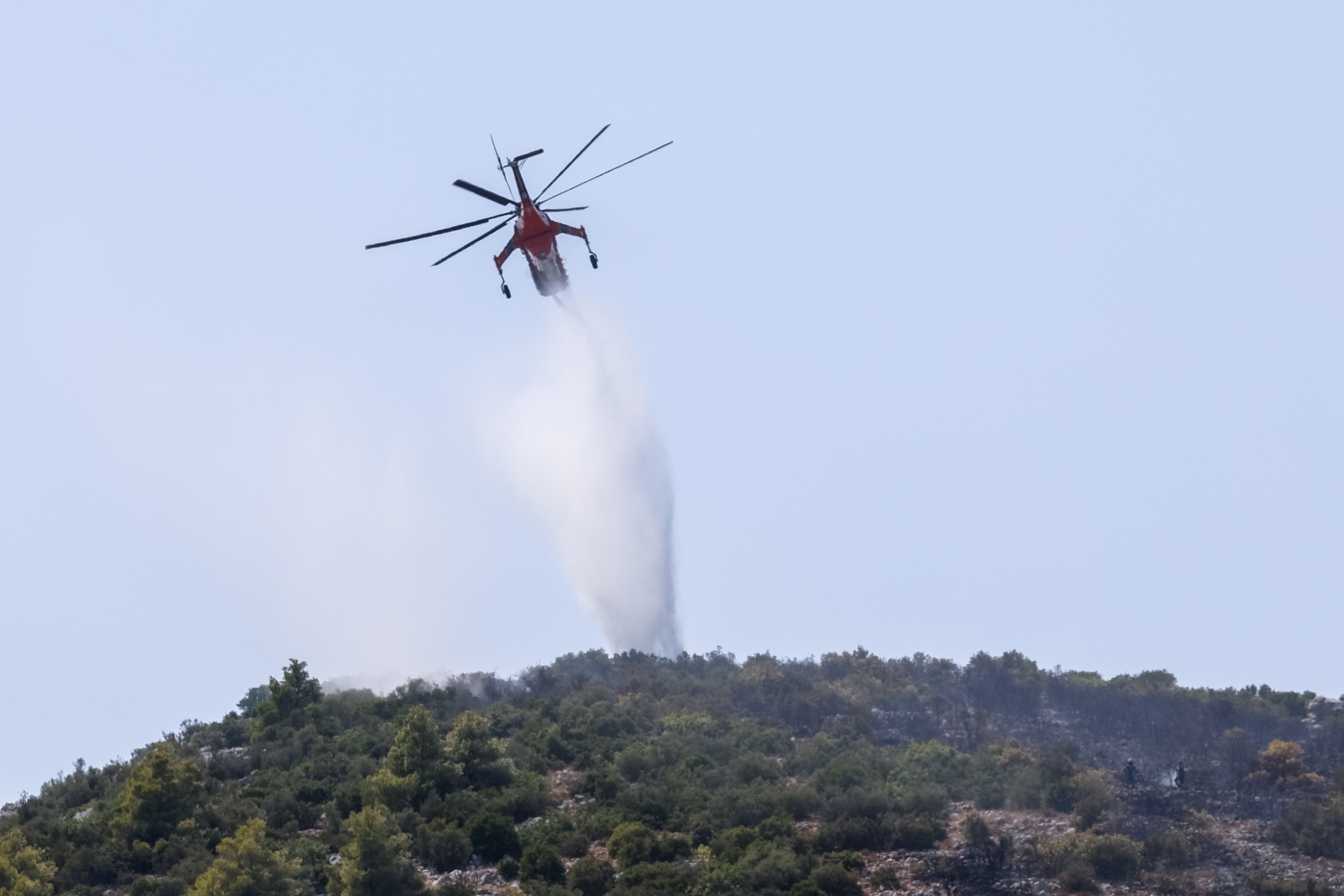Αναζωπυρώθηκε η φωτιά στη Βίτωλη, πάνω από τα σπίτια του χωριού