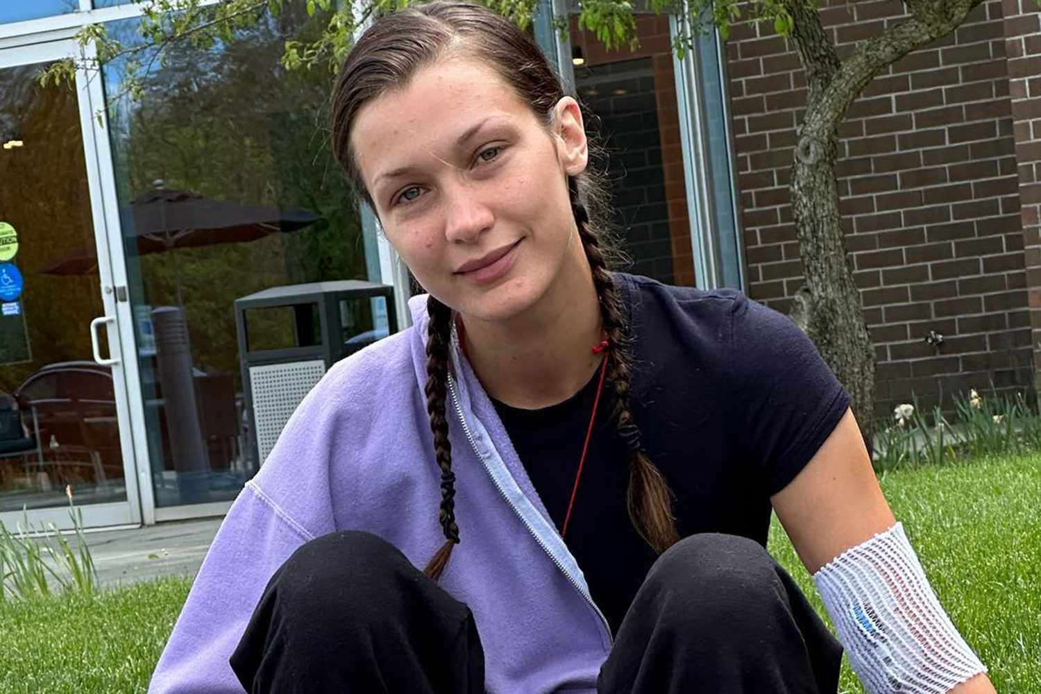 Bella Hadid: Μοιράζεται νέες φωτογραφίες από την μάχη της με τη νόσο του Lyme – «Επιτέλους υγιής»