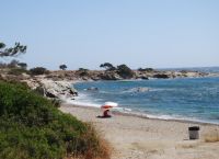 Καταγάλανα νερά για λίγους: Η «κρυφή» παραλία-όνειρο για όσους ξέμειναν Αθήνα τον Αύγουστο