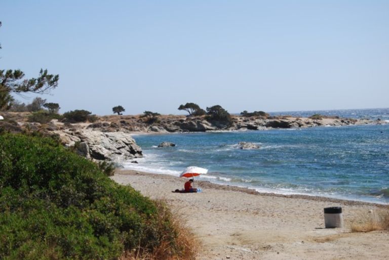 Καταγάλανα νερά για λίγους: Η «κρυφή» παραλία-όνειρο για όσους ξέμειναν Αθήνα τον Αύγουστο