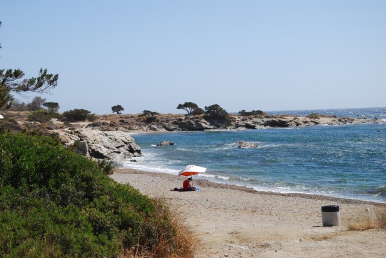 Καταγάλανα νερά για λίγους: Η «κρυφή» παραλία-όνειρο για όσους ξέμειναν Αθήνα τον Αύγουστο