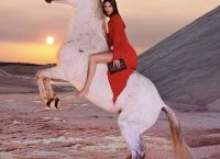 Kendall Jenner: Γυμνή πάνω σε άλογο για χάρης της καμπάνια Stella McCartney – «Ooh la la!»…