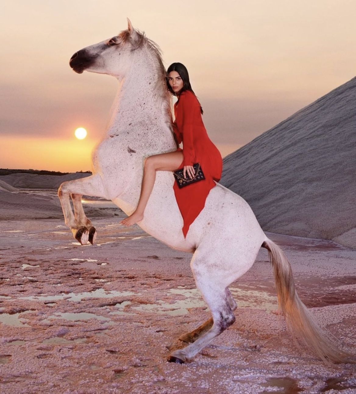 Kendall Jenner: Γυμνή πάνω σε άλογο για χάρης της καμπάνια Stella McCartney – «Ooh la la!»…