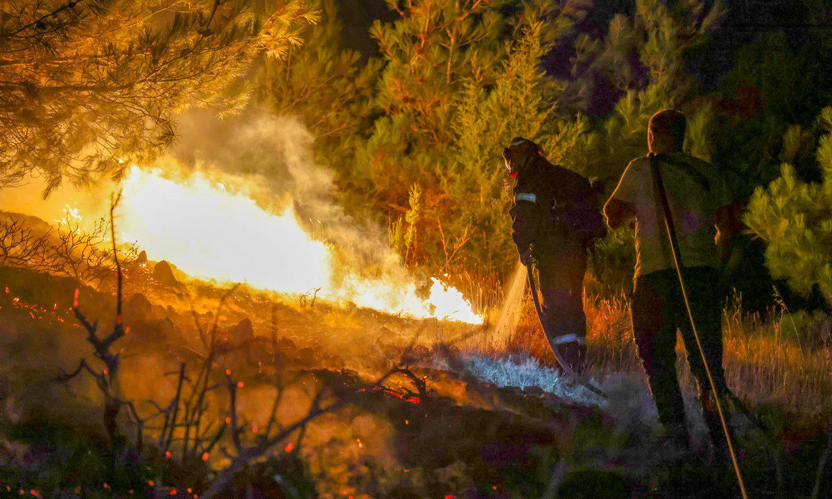 Φωτιά ξέσπασε μετά τις 6 στη Σκιάθο