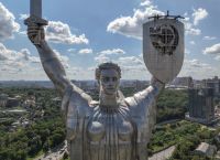 Οι αρχές στο Κίεβο αφαίρεσαν το έμβλημα του σφυροδρέπανου από το μνημείο της Μητέρας Πατρίδας