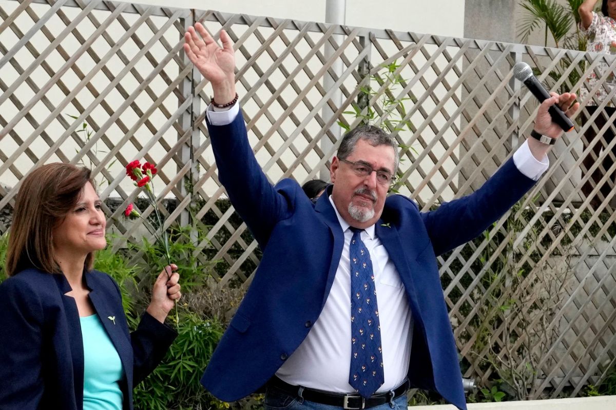 Γουατεμάλα: Προς νίκη φέρεται να οδεύει ο Μπερνάρντο Αρέβαλο στον 2ο γύρο των προεδρικών εκλογών