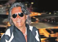 Ηλίας Ψινάκης: Σπάει πιάτα και χορεύει σε ελληνικό εστιατόριο στα παράλια της Τουρκίας