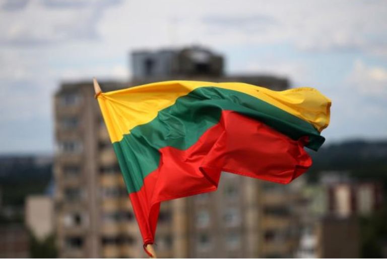 Η Λιθουανία κλείνει δύο συνοριακά περάσματα με τη Λευκορωσία
