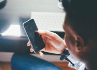 Το τραγικό λάθος που κάνουμε κάθε βράδυ με το κινητό και κάποια στιγμή ίσως μας κοστίσει ακριβά