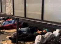 Νέα Υόρκη: Εικόνες χάους με μετανάστες να κοιμούνται στα πεζοδρόμια