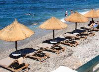 «Κίνημα της πετσέτας»: «Χειροπέδες» σε 22 άτομα σε Μύκονο, Πάρο και Ρόδο – Ο ρόλος της αυτοδιοίκησης