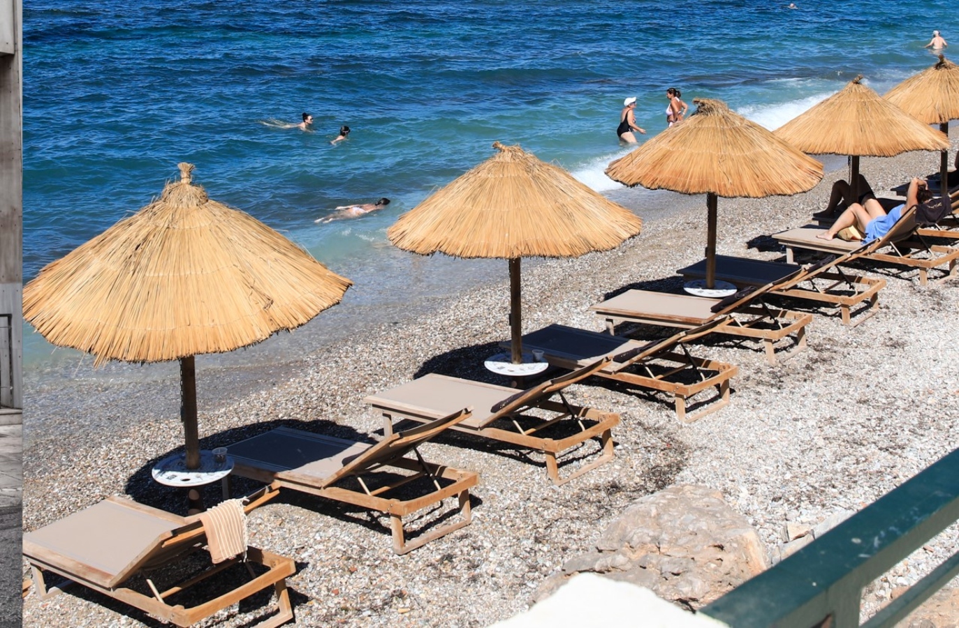 «Κίνημα της πετσέτας»: «Χειροπέδες» σε 22 άτομα σε Μύκονο, Πάρο και Ρόδο – Ο ρόλος της αυτοδιοίκησης