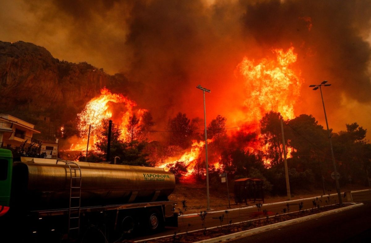 Αττική: Οι φλόγες απειλούν την Πάρνηθα – Κάηκαν σπίτια και αυτοκίνητα στη Χασιά