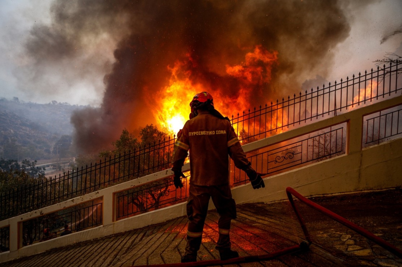 Ελλάδα: Αντιμέτωπη με 104 πυρκαγιές η Πυροσβεστική- Που υπάρχουν αναζωπυρώσεις