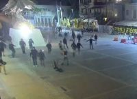 Η στιγμή που ο Μιχάλης Κατσουρής δέχεται επίθεση με ρόπαλο – Τον καταδίωκαν ακόμα και χτυπημένο