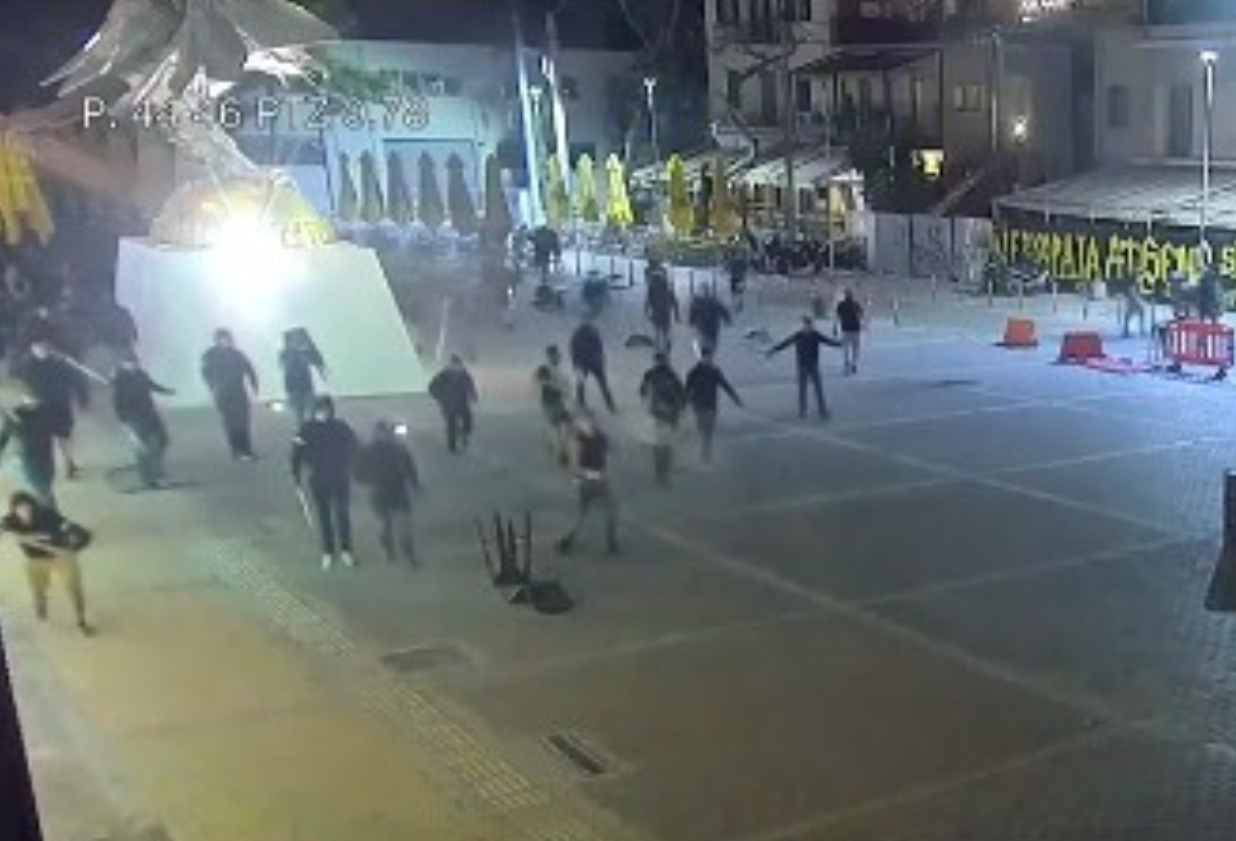 Η στιγμή που ο Μιχάλης Κατσουρής δέχεται επίθεση με ρόπαλο – Τον καταδίωκαν ακόμα και χτυπημένο
