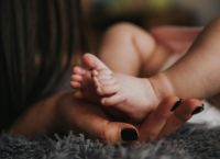 Παράνομες υιοθεσίες στα Χανιά: «Μας παράτησαν σαν σκυλιά» – Νέες μαρτυρίες από παρένθετες μητέρες
