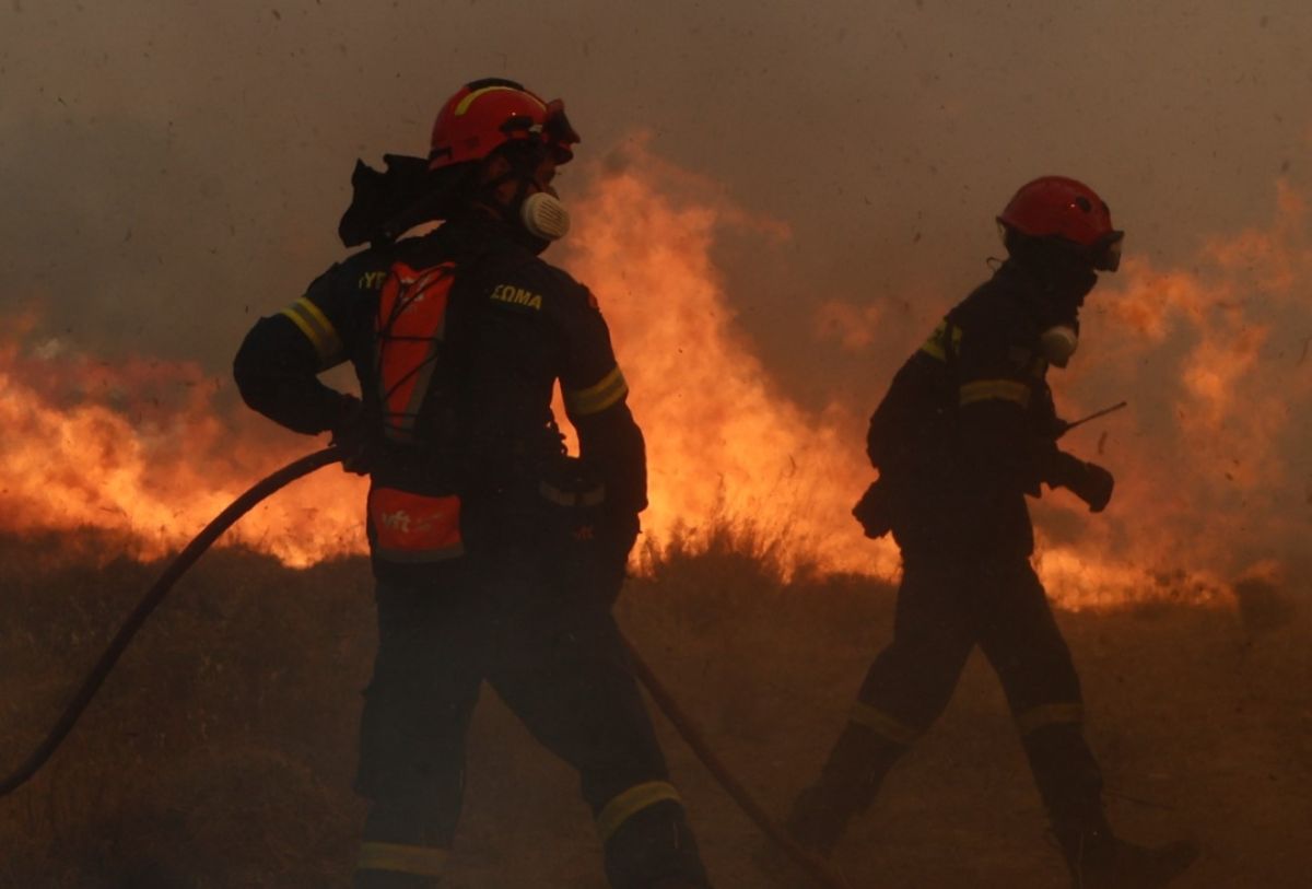 Δραματικές ώρες στην Πάρνηθα από τη φωτιά -Εκκενώνεται ο οικισμός της Αγίας Παρασκευής στο Μενίδι