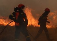 Δραματικές ώρες στην Πάρνηθα από τη φωτιά -Εκκενώνεται ο οικισμός της Αγίας Παρασκευής στο Μενίδι