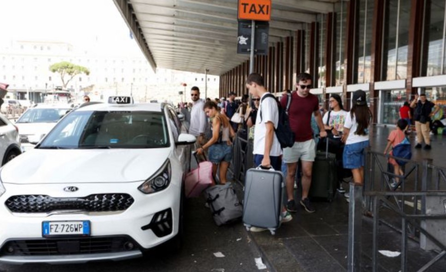 Ιταλία: Σε σοβαρό πρόβλημα μετατρέπεται η έλλειψη ταξί – Τα μέτρα που εξετάζει η κυβέρνηση
