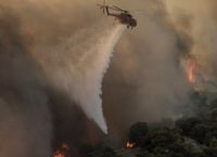 Φωτιά στον Εθνικό Δρυμό της Πάρνηθας: Μάχη για να μη φτάσουν οι φλόγες στο τελεφερίκ και στο καζίνο