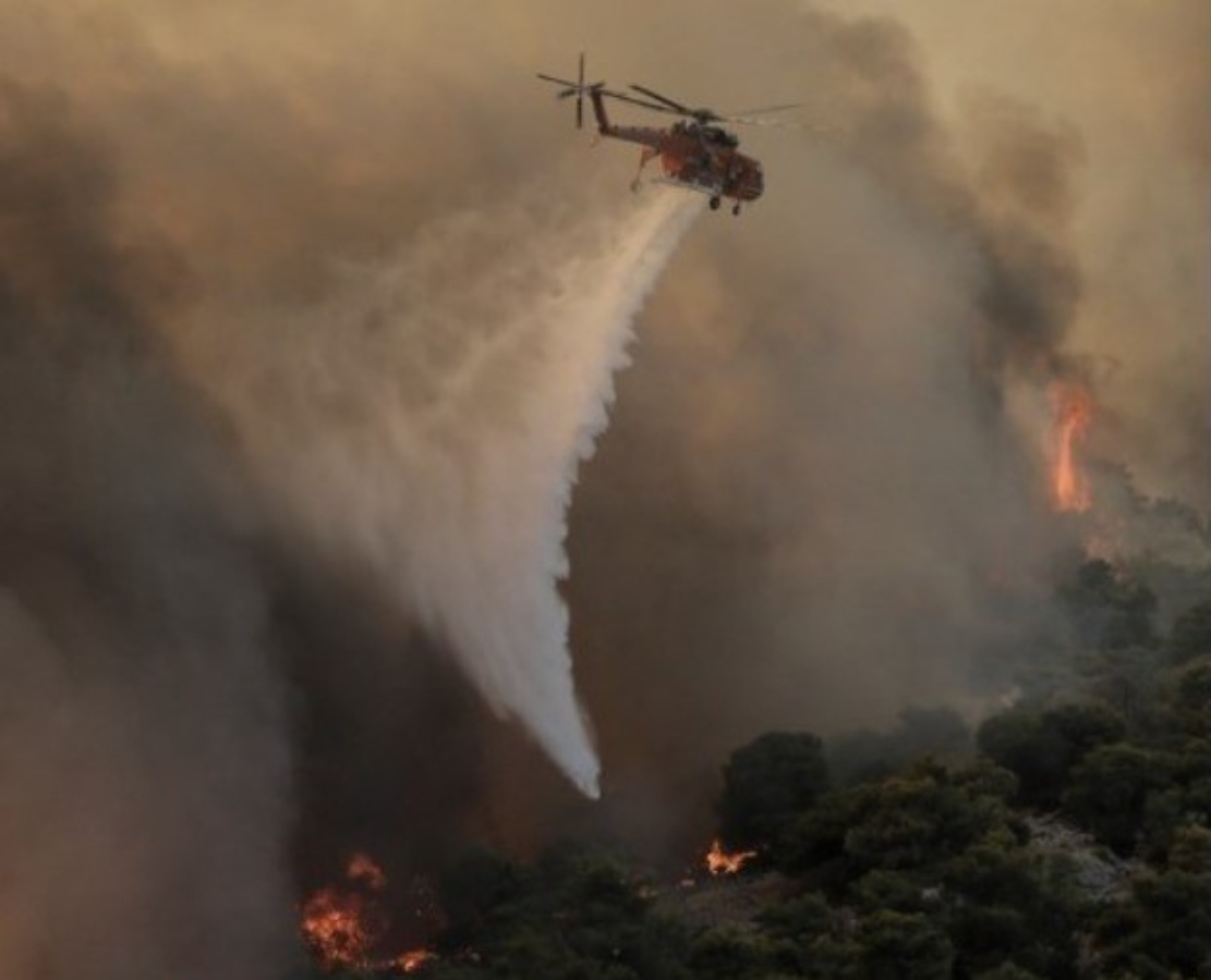 Φωτιά στον Εθνικό Δρυμό της Πάρνηθας: Μάχη για να μη φτάσουν οι φλόγες στο τελεφερίκ και στο καζίνο