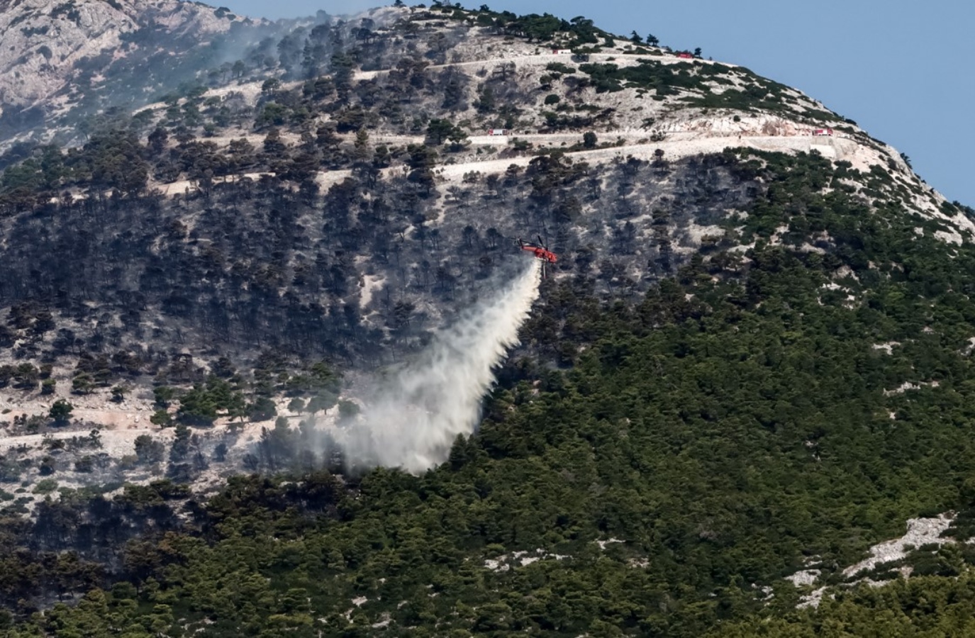 Φωτιές: Αναζωπύρωση στο Φρούριo της Φυλής στην Πάρνηθα – Τρεις ενεργές εστίες στη Βοιωτία