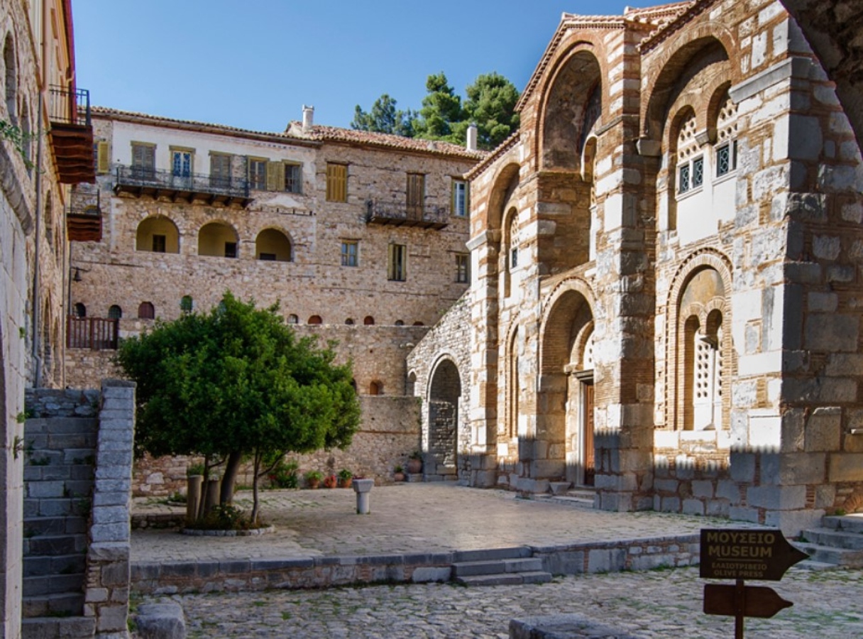Στις φλόγες η ιστορική Μονή του Οσίου Λουκά στη Βοιωτία, μνημείο της UNESCO