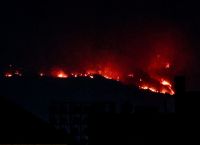 Νύχτα αγωνίας για τα πύρινα μέτωπα στην Ελλάδα: H εικόνα στην Πάρνηθα