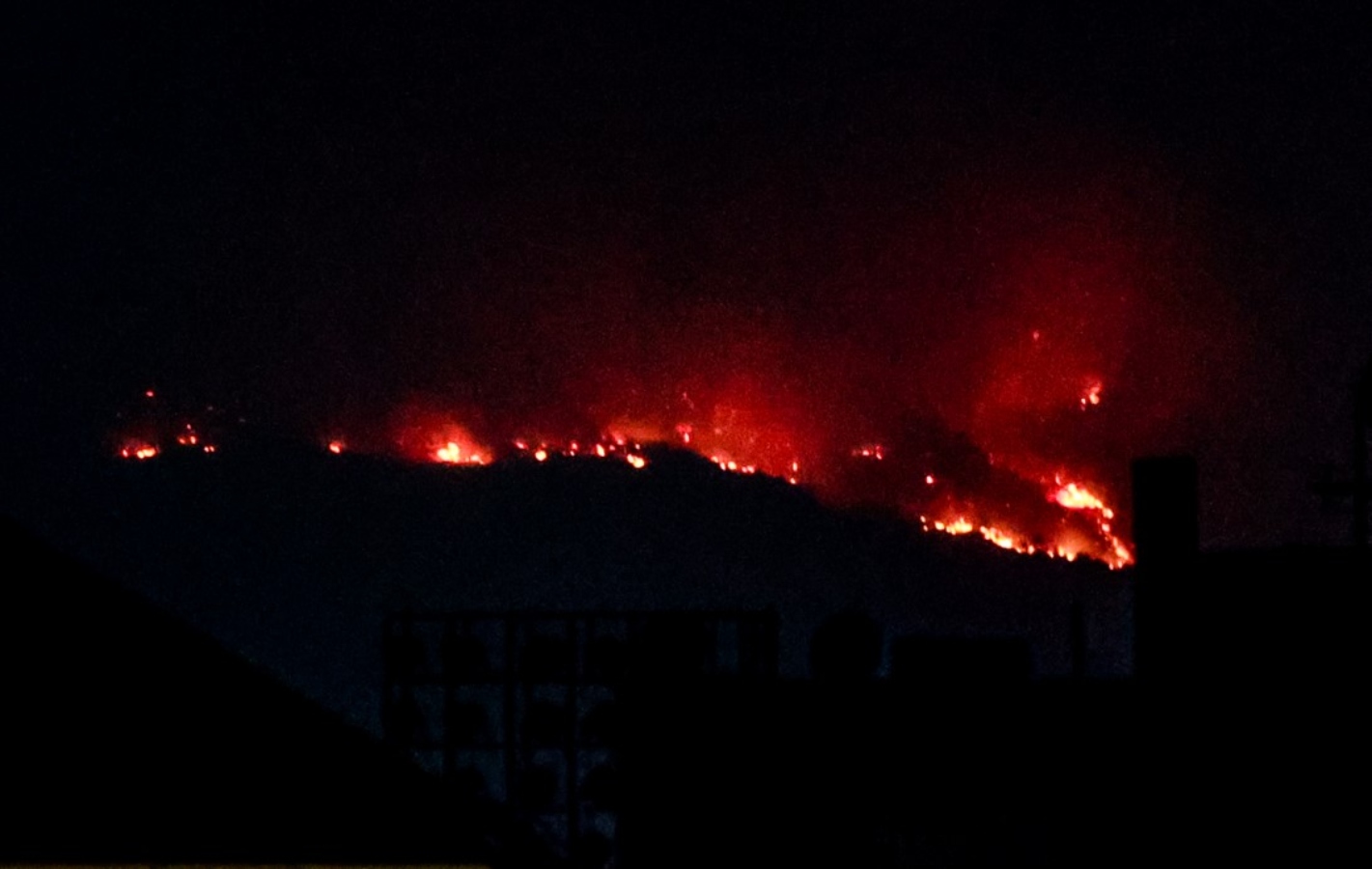 Νύχτα αγωνίας για τα πύρινα μέτωπα στην Ελλάδα: H εικόνα στην Πάρνηθα