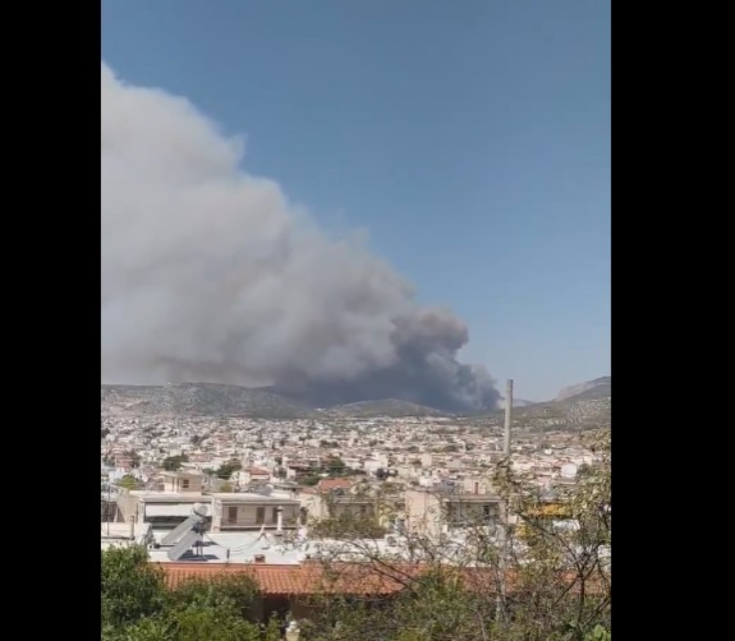 Φωτιά στους πρόποδες της Πάρνηθας: Εκκενώνεται η Φυλή προς Άνω Λιόσια