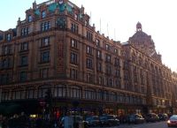 Harrods: Χρονιά ρεκόρ με 1 δισ. ευρώ τζίρο και 200 εκατ. κέρδη – Ποιο brand είχε τα περισσότερα έσοδα